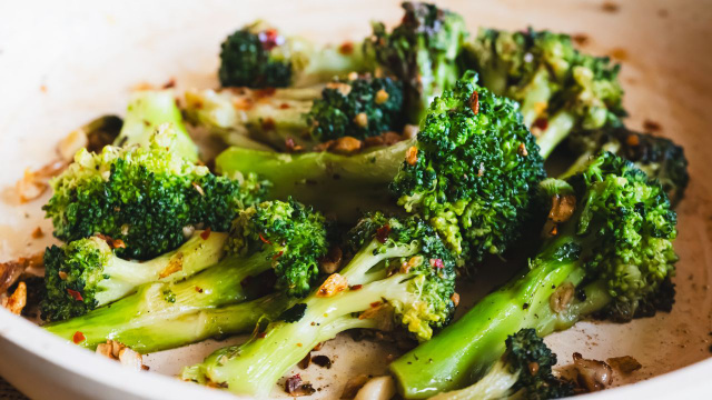 O brócolis mais gostoso e crocante é feito com shoyu, cebola em pó e pimenta caiena: confira o passo a passo