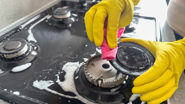 7 usos do vinagre de álcool na limpeza da casa que vão te surpreender (o segundo você nunca imaginou!)