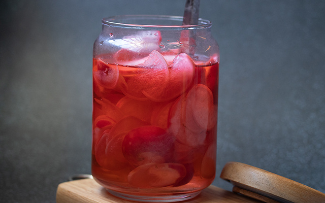 Nem pepino, nem cebola: fiz essa conserva com rabanete pela primeira vez e agora não fico sem!