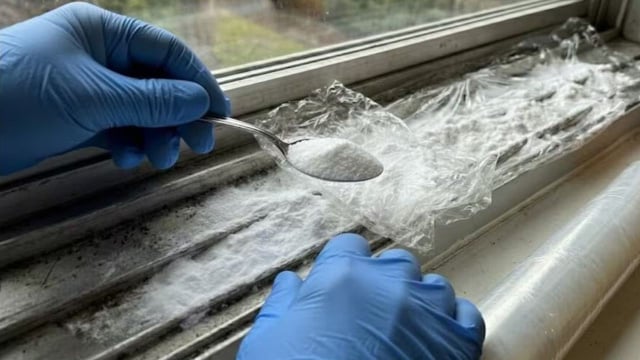 É importante não exagerar na quantidade de bicarbonato de sódio usado nos trilhos da janela (Créditos: Imagem gerada com IA)