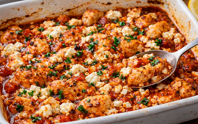 É assim que se faz um frango incrivelmente saboroso: basta colocar todos os ingredientes em uma panela só