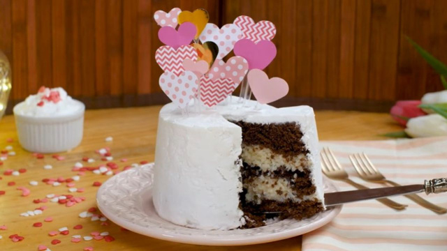 Para os casais apaixonados: bolo de chocolate fofinho com recheio de beijinho que derrete corações