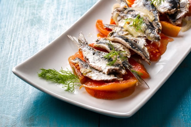 Sardinha na panela de pressão fica mais gostosa que a versão em lata e é perfeita para um almoço rápido e nutritivo!