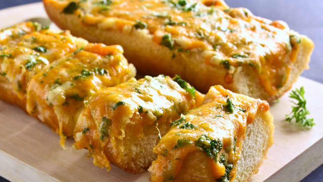 Receita de pão de alho com salsa e queijo amarelo: fofinho e aromático, é o complemento perfeito para qualquer refeição