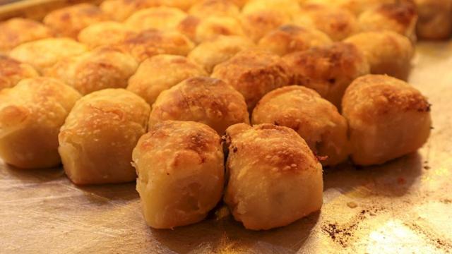 Essa receita parecido com o pão de queijo, mas é bem diferente no sabor e é servido com iogurte (Créditos: Shutterstock)