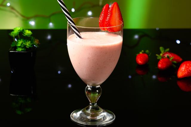 Batida de morango é o coquetel perfeito para a pessoa de Peixes (Créditos: Shutterstock)