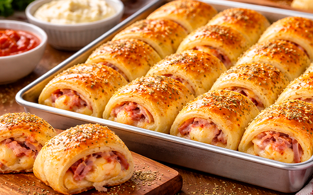 Gastei R$6,00 para fazer uma massa que me rendeu 52 enroladinhos": receita delícia de queijo com presunto para comer ou vende