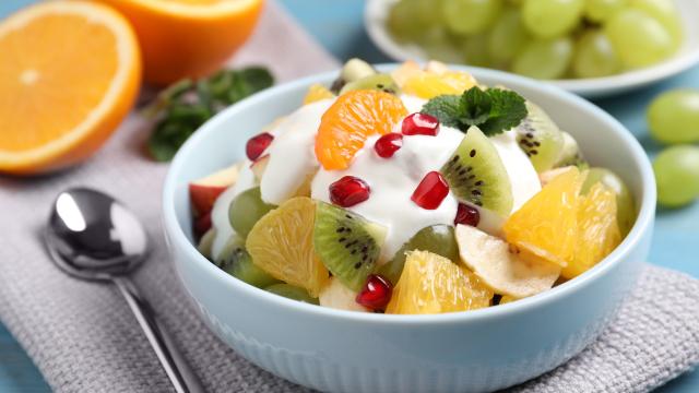 Sou esportista e nutricionista e garanto: "Comer iogurte e frutas no jantar pode ser benéfico para a perda de peso e tão eficaz quanto o jejum intermitente"