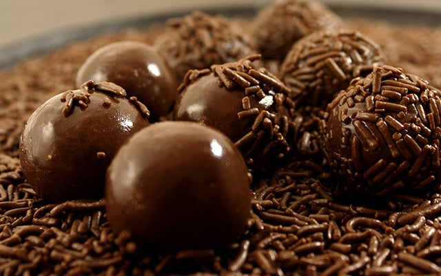 Calda, recheio ou bolinha: conheça os pontos do brigadeiro e nunca mais erre na textura