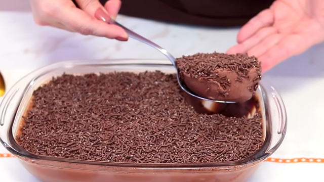 Essa receita de brigadeirão vai salvar a sobremesa do almoço de hoje: quando faço, todos se lambuzam e lambem a travessa