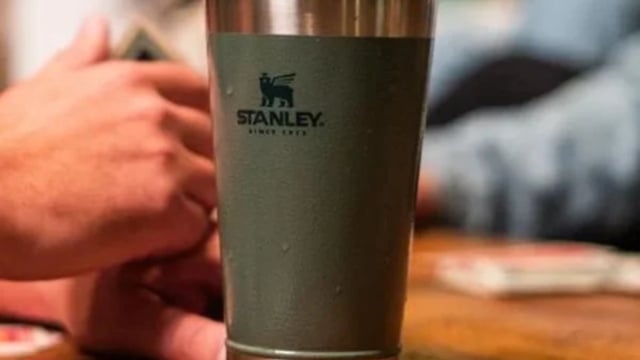 Stanley por menos de R$ 100? Copo térmico de 473 ml está com preço baixo na Amazon