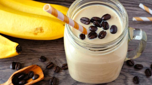 Vitamina de banana com café? Combinação inusitada ajuda no ganho de massa muscular e acelera o metabolismo