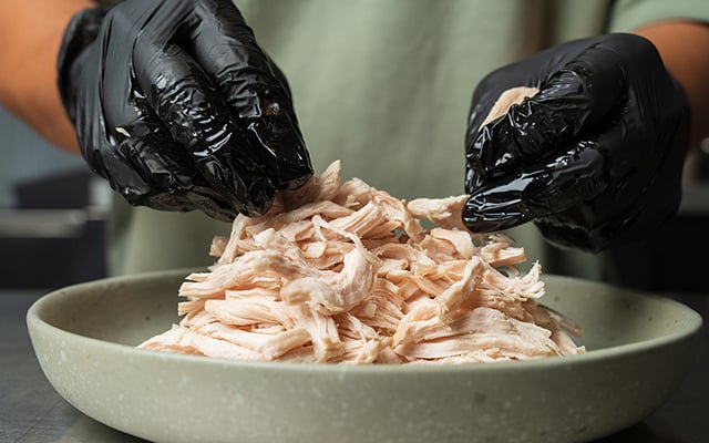 O frango desfiado que sempre faço pra semana: aprendi o passo a passo com uma nutricionista e agora sempre tenho pronto na geladeira e no freezer