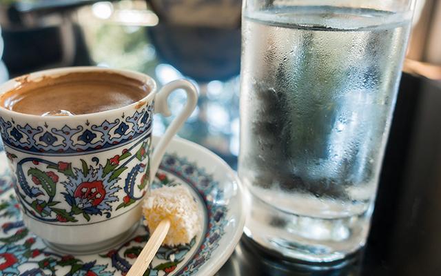 Se a sua mãe não te ensinou, eu ensino: sirva café com um copinho de água, há um motivo para isso