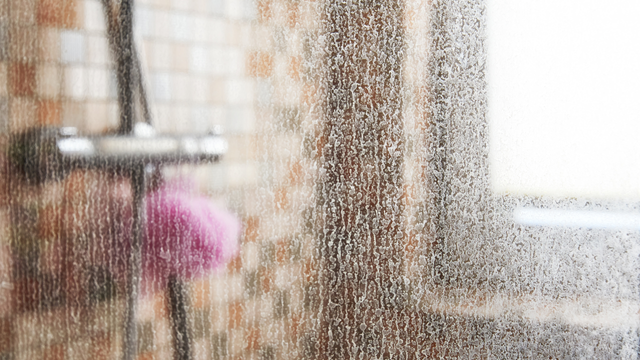 Nem vinagre, nem álcool: você só precisa de um ingrediente para remover as manchas do box do banheiro