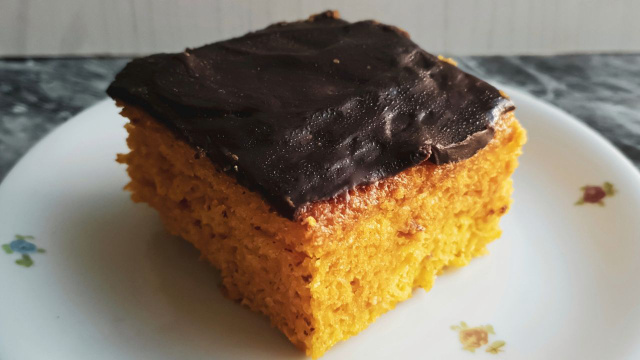 Depois de inúmeras tentativas fracassadas, finalmente entendi por que meu bolo de cenoura dava errado