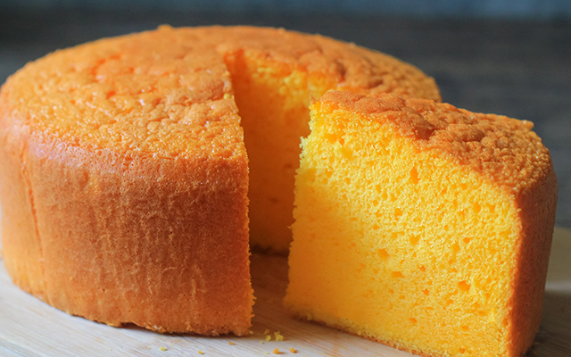 Em 3 minutos você prepara esse bolo de laranja fofinho, fácil e com poucos ingredientes para comer com o café da tarde