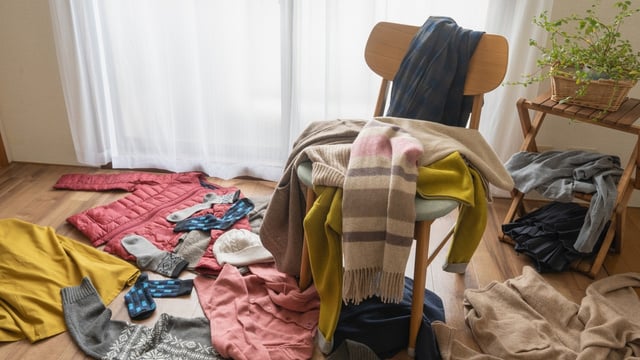 A psicologia afirma que o hábito de deixar roupas na cadeira não é apenas desorganização: o TudoGostoso explica