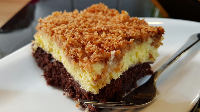 Imagine um bolo cremoso, com sabor de chocolate e um toque delicioso de coco: aprendi como fazer esse bolo com uma confeiteira alemã, é perfeito para um café da tarde