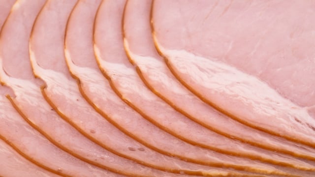 Ficar atento ao cheiro e à cor é o jeito mais seguro de saber se o presunto ainda pode ser consumido. (Foto: Shutterstock)