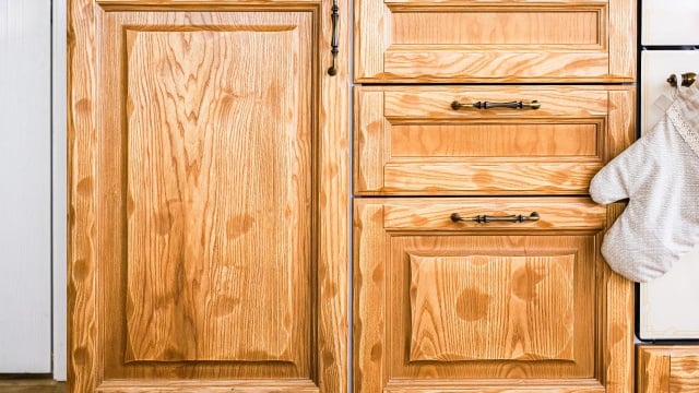 Antes de usar o bicarbonato na limpeza dos armários, faça um teste em uma pequena área escondida para verificar se ele é compatível com o material (Créditos: Shutterstock)