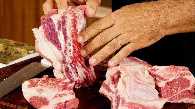 Antes de iniciar o preparo, retire os ossos da costela com uma foca afiada (Créditos: Reprodução/TV Churrasco/YouTube)