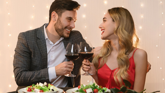 Por que temos que brindar olhando nos olhos um do outro?