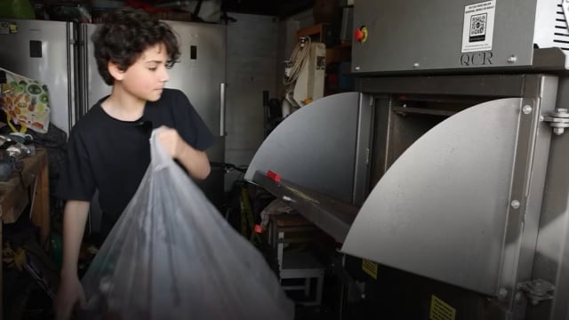 Com a máquina de compactação processo ficou muito mais rápido e prático (Créditos: YouTube /@SWNS)