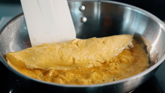 O que os japoneses colocam em suas omeletes para que elas fiquem tão fofinhas e deliciosas? Parece um nuvem e tem um sabor incrível