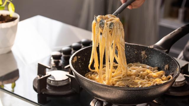 Truque de nutricionista: esse utensílio de cozinha define a quantidade certa de macarrão recomendada por refeição