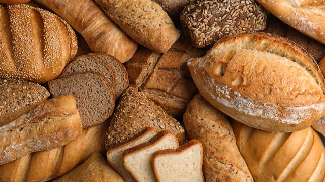 Pães integrais também podem ter bastante sódio, por isso é importante sempre consultar a tabela nutricional do produto (Créditos: Shutterstock)
