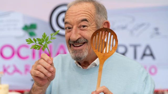 Karlos Arguiñano, 77 anos: "Tomo café com leite, pão com azeite e frutas no café da manhã e faço 45 minutos de alongamento. Levanto às 6h30."