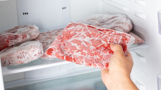 Dá para guardar carne crua, cozida ou congelada na geladeira sem estragar: descubra prazo seguro para o armazenamento