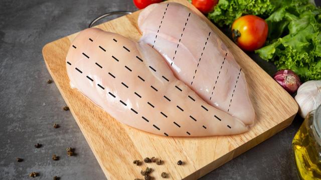 Poucas pessoas sabem, mas a forma como você corta o frango muda completamente a textura da carne