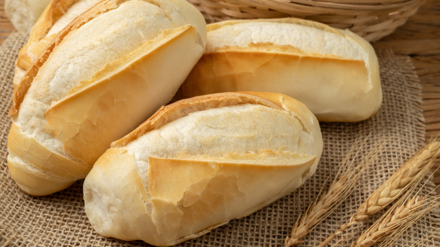 Como deixar aquele pão dormido fresquinho e crocante de novo com apenas um ingrediente?