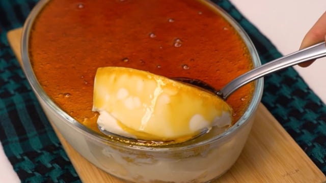 Sem forno e sem ovos: pudim na travessa é a melhor versão que já testei dessa receita