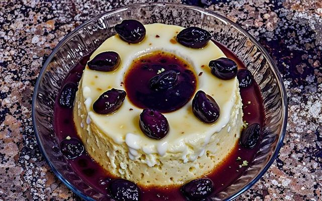 O manjar de coco com calda de ameixa é uma sobremess gelada que faz sucesso na ceia de Réveillon (Créditos: TudoGostoso/Glécia)