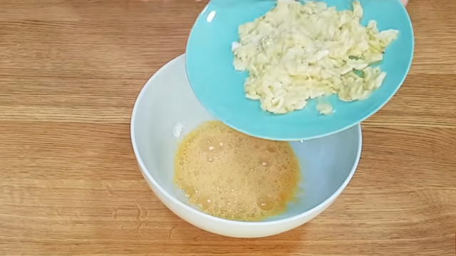 Ovos batidos e banana são a base da receita. (créditos: Reprodução/Youtube Patrícia Leite)