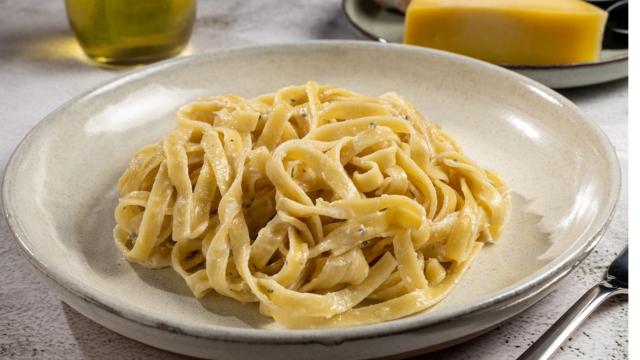 Fettuccine caseiro de ovo com molho simples de limão e parmesão é um almoço sensacional para fazer em família