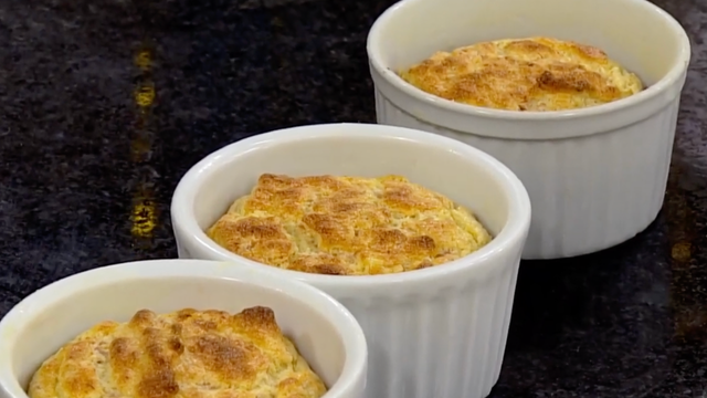 Esse suflê de queijo e presunto com pão amanhecido salvou o meu almoço de hoje: sem desperdícios e muito gostoso