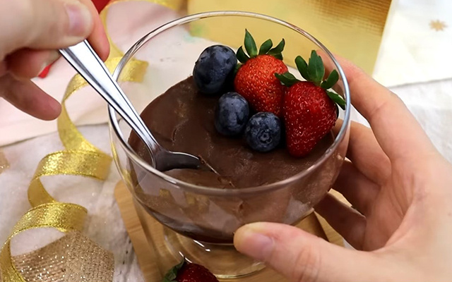 Sobremesa cremosa de chocolate sem açúcar e sem lactose: sempre faço essa receita para meus amigos veganos no fim do ano