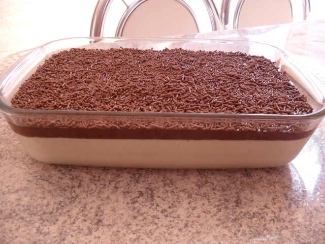 Receita de sobremesa vapt-vupt pra fazer no finde: torta de limão com chocolate na travessa rende 10 divinas porções