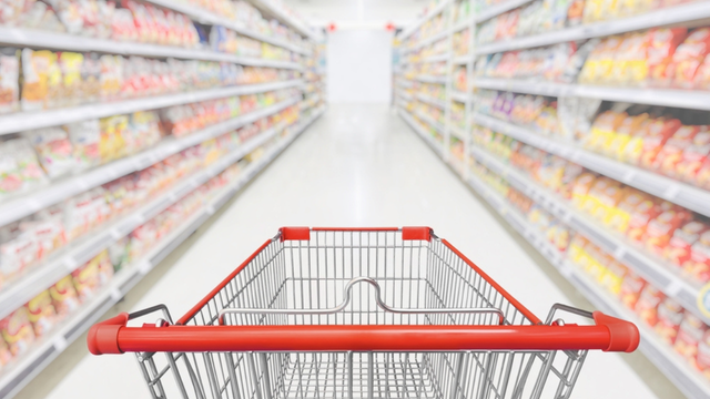 Usar as chaves de casa para escolher frutas no supermercado é um gesto simples que faz toda diferença