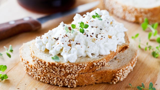 Fatia de pão de centeio com queijo cottage (Créditos: Canva)