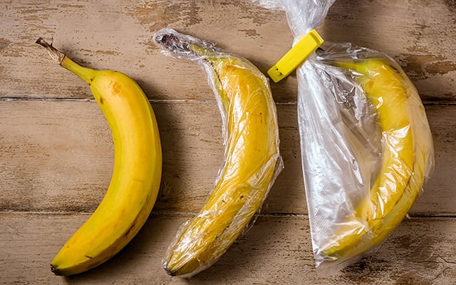 Com um simples pedaço de papel-filme, você pode conservar bananas por muito mais tempo do que imagina