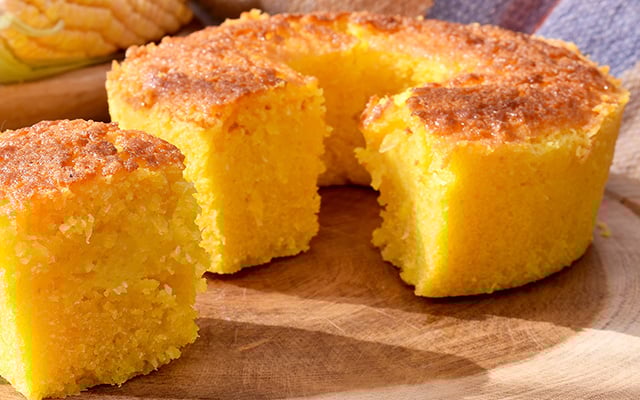 Um bolo de milho tão cremoso que parece impossível ser feito com milho de lata