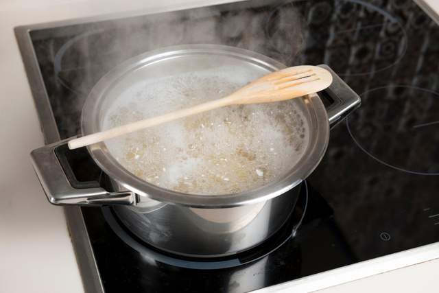 É só botar uma colher de madeira atravessada na borda da panela que ela não transborda (Créditos: Shutterstock)