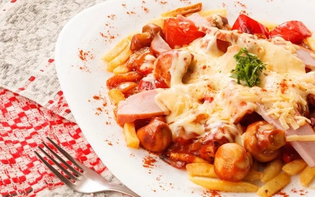 Com batata frita não tem erro, ainda mais se for com aquele queijo gratinado igual de boteco (Créditos: TudoGostoso)