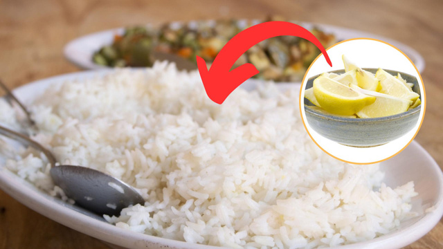 Adeus arroz empapado: coloquei algumas gotas de limão nesse momento e ele ficou soltinho e branquinho