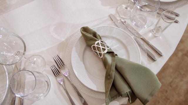 O guardanapo de tecido é econômico e versátil, além de ser perfeito para decorar a mesa posta (Créditos: Shutterstock)